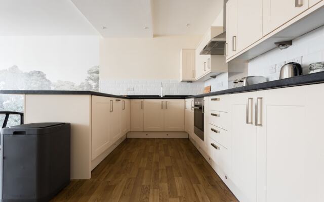 The Broadmead Jungle - Lovely & Central 3BDR Apartments	