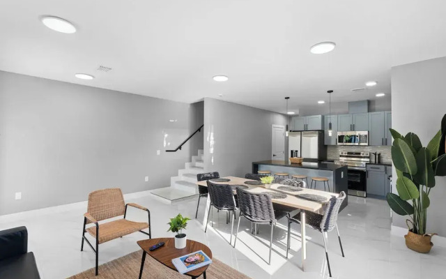 Modern 4-BR House with Free Parking