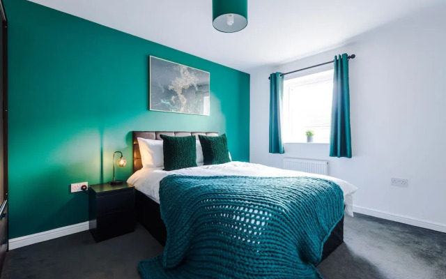 5 Bed House Manchester by MCR Dens