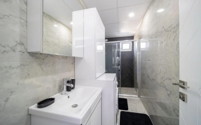 Modern and Central Flat Near Beach in Antalya