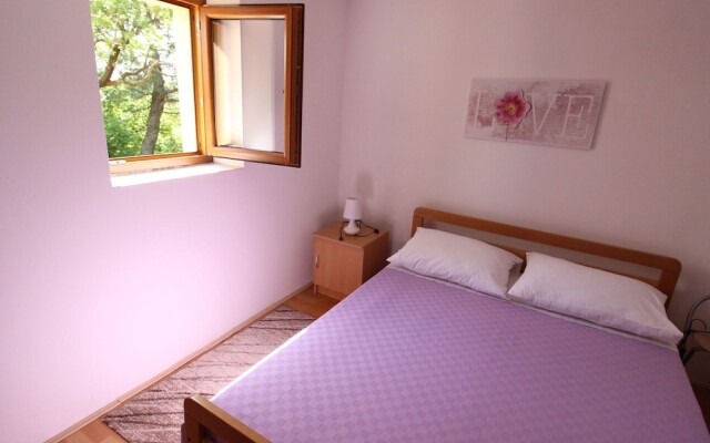 Authentic Holiday House in Quiet Area, Only 30m From Beautiful Pebble Beach