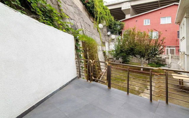Sleek House With a Lovely Terrace in Besiktas