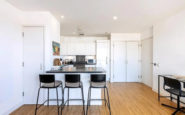 Bright Camden Retreat With Balcony