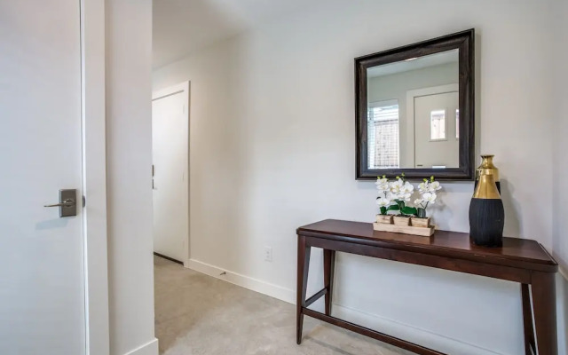 Upscale 2 bedroom Dallas TownHome