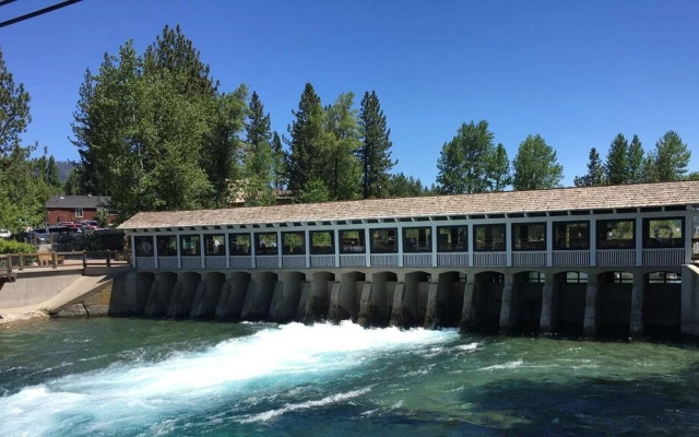 5 Bedrooms Kings Beach Home