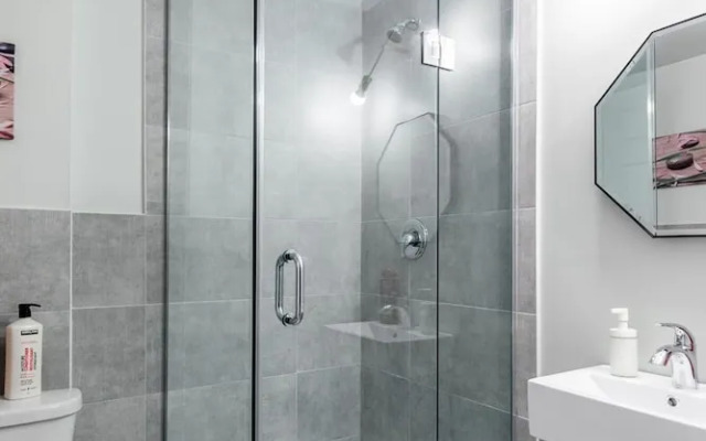 Upscale 2BR With King Bed-prime Location