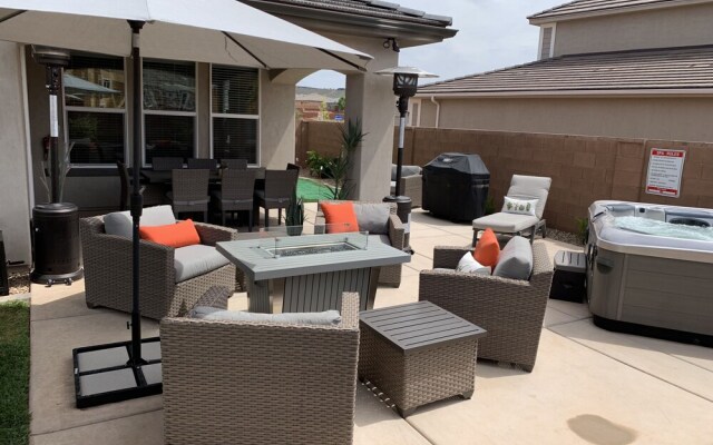 Desert Living 5 Bedroom Home by RedAwning