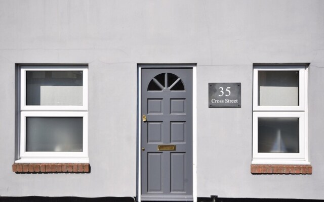 Boat House Centrally Located in the Sailing Mecca of Cowes