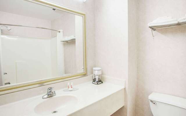 Super 8 by Wyndham White Hall