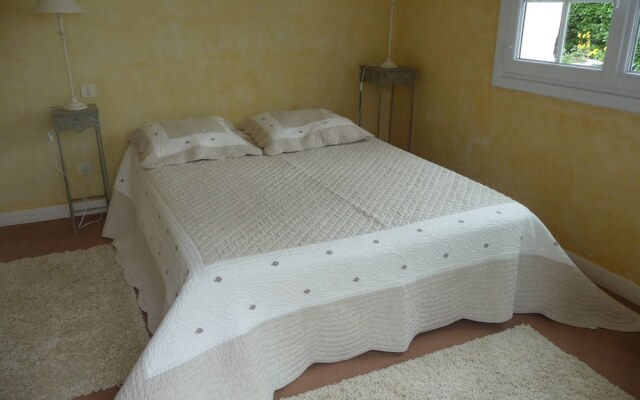 Attractive Holiday Home in Céreste With Swimming Pool