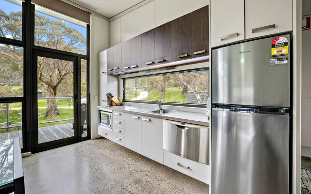 Ecocrackenback 13 'Sustainable, luxurious chalet close to the slopes.'