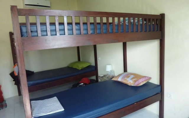 Surfers Dorm House – Guest Rooms – Tibubeneng