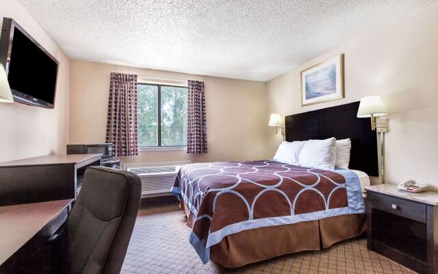 Super 8 by Wyndham Cleveland TX