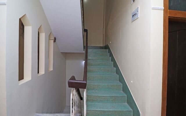 OYO 29345 Hotel Samrat