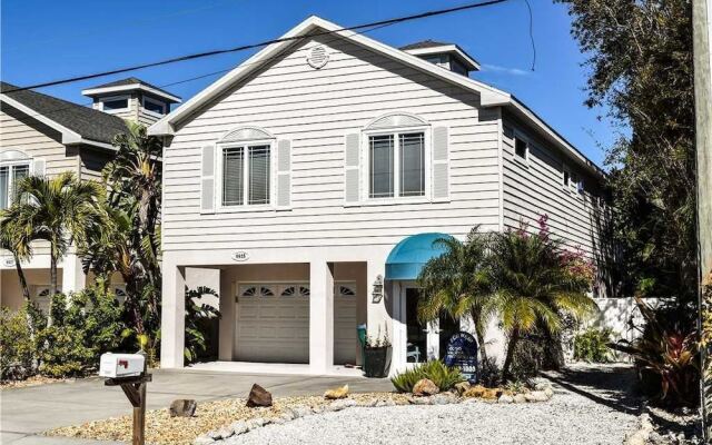 Lakeside Beach House by RedAwning