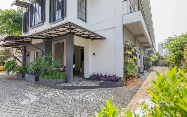 RedDoorz Plus near Mall Slipi Jaya