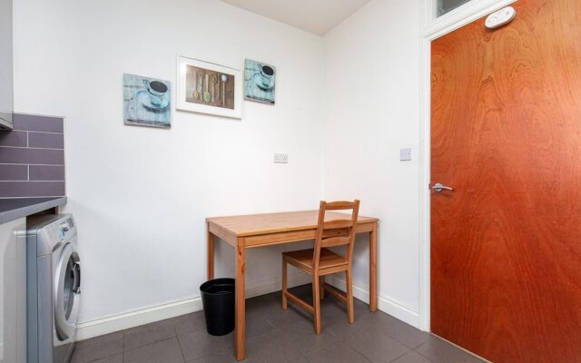 Broxbourne House - Deluxe Guest Room 2