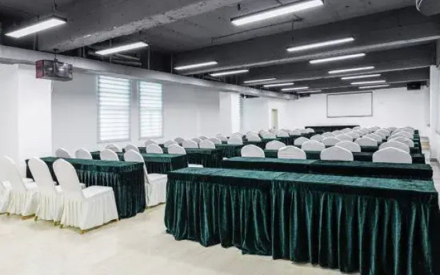 Zhufangzi Cinema Hotel (Anyue Beimenkou)