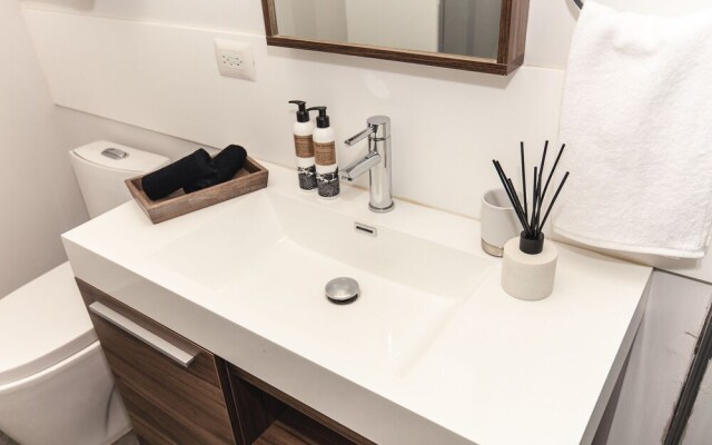 Beautifully Designed, Hi Tech Apt in La Condesa