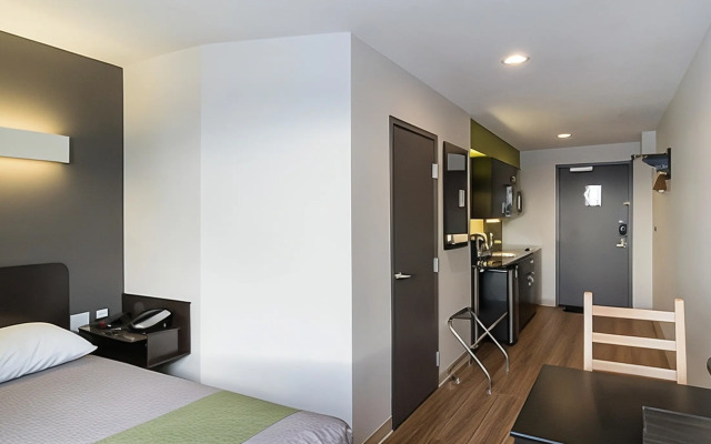 Studio 6-Bruderheim, AB