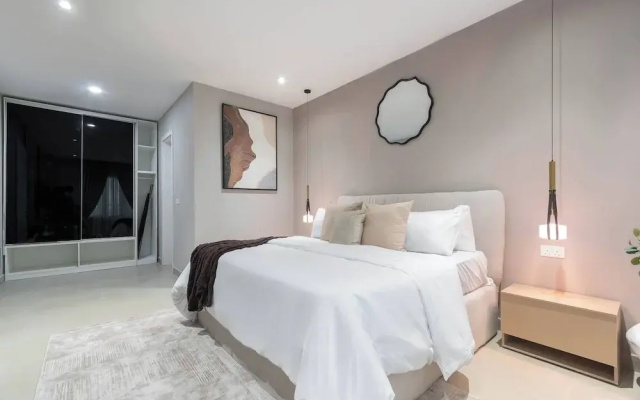 Chic Waterfront 2BR in Lekki Phase 1 - 5 Star Apt