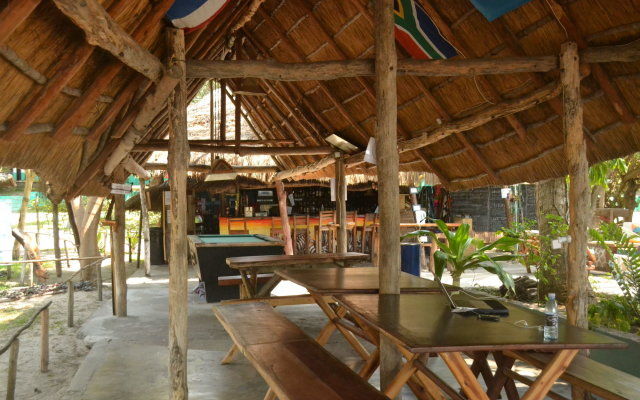 Baobab Beach Lodge & Backpackers