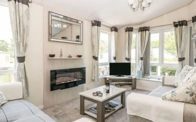 Lavish Holiday Home in Saint Leonards With Swimming Pool