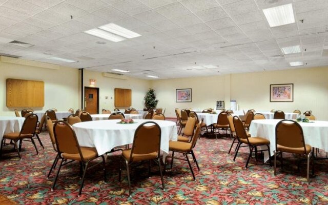 Days Inn Maplewood Hotel and Conference Center
