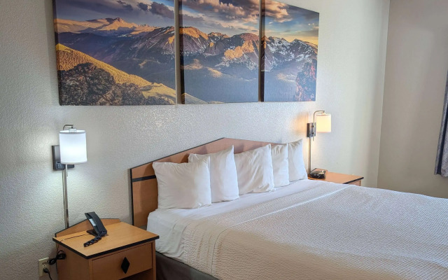 Days Inn & Suites by Wyndham Castle Rock