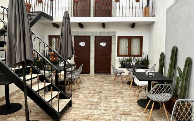 Casa 14 Hotel & Café