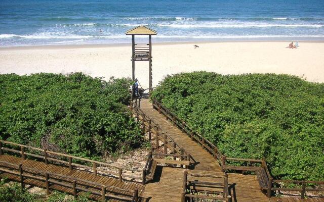 Apto em cond. a beira mar com piscina EAR0401