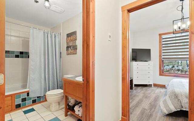 Les Eaux 225-1 by Escapades Tremblant