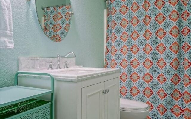 Trendy Country Club Condo