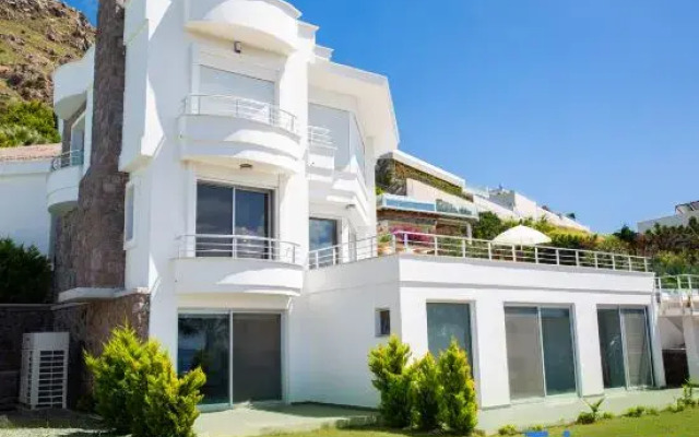 BD4123 5Bedroomed Villa with Pool and Sea View