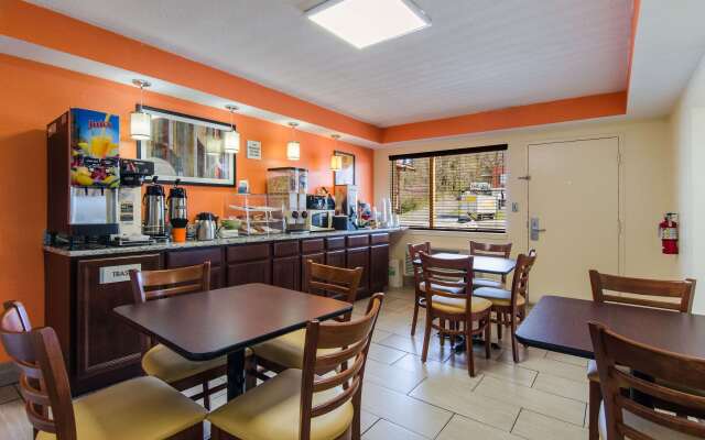 Econo Lodge Near Motor Speedway