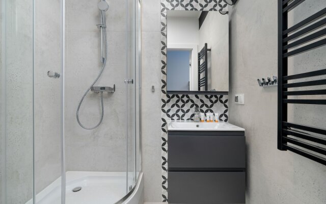 Stylish Grey Studio in Poznan by Renters