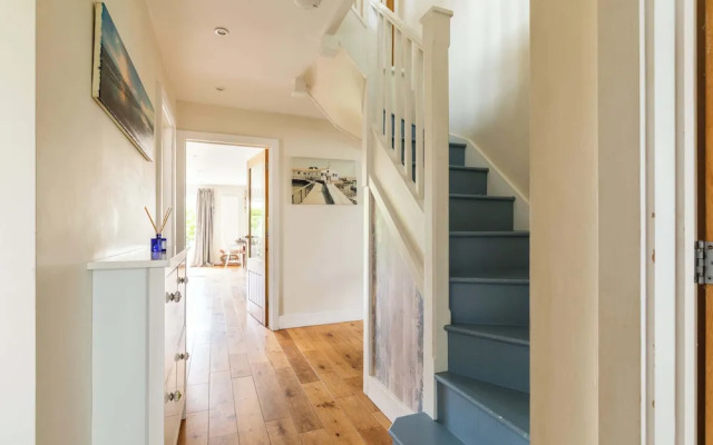 Light-filled Family-friendly Beach House