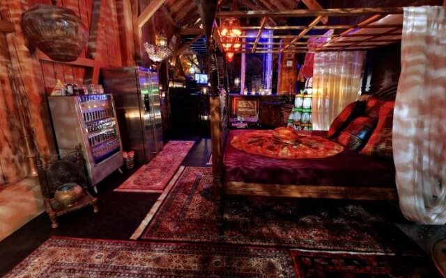 Bijou Hotel / Love and Romance