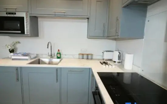 Sea View 2-Bed Family Apt w/ Free Gym & Parking