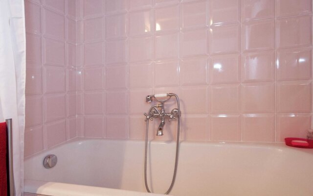 Belvilla by OYO Apartment in Castle With Garden