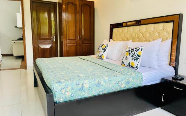 Bluo Studio Defence Colony Mkt - Kitchen, Balcony