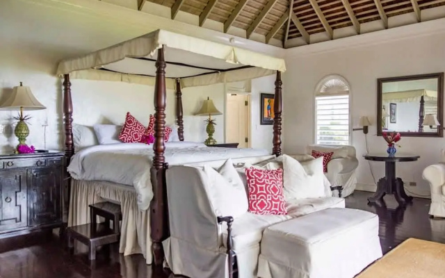 Luxury 8BR Hilltop Villa Sweeping Sea Views Private Pool