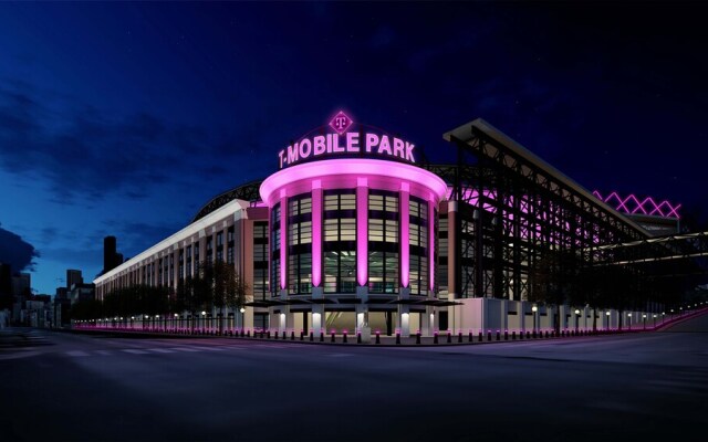 Hosteeva Modern Condo w Lake Views