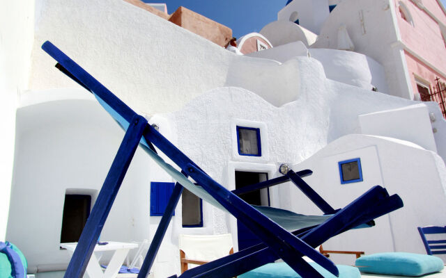 Blu Bianco Cave House