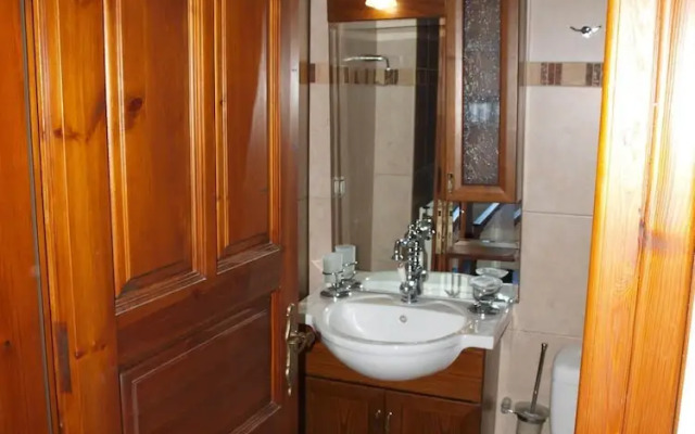 Heliodora Deluxe Triple Room 6
