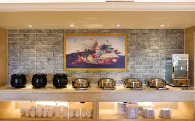 Vienna International Hotel (Xinyang Railway Station Tianrun Plaza Store)