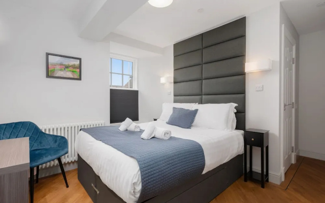 312 Reid's Corner - by Stay Dunfermline