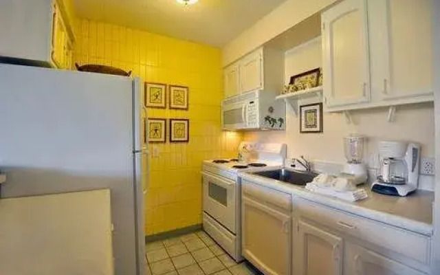 Lahaina Shores #522 Studio Bedroom Condo by RedAwning