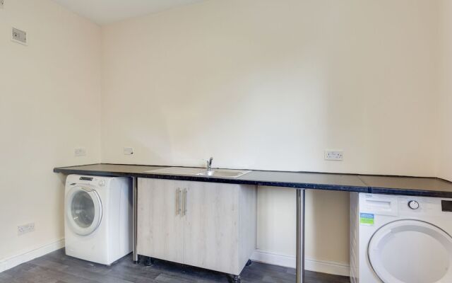 Restful Apartment in Coventry Near Fargo Village