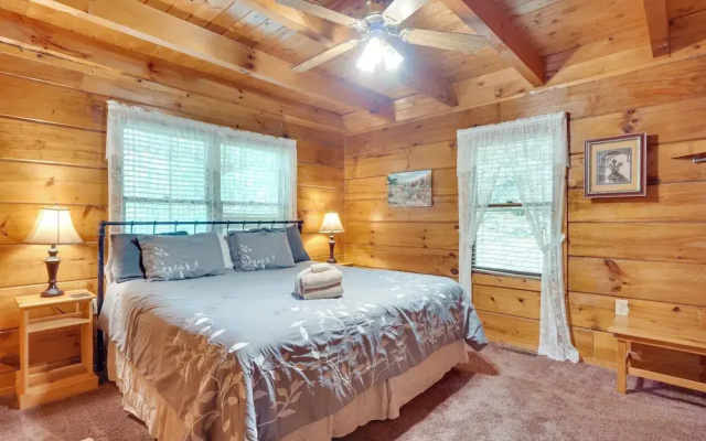 Cabin w/ Hot Tub ~ 6 Mi to Downtown Gatlinburg!